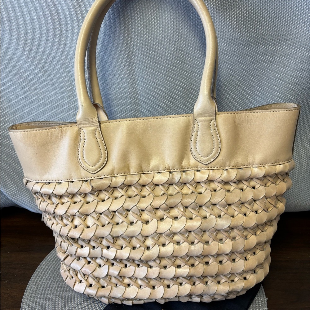 NWT Frye darn cream woven leather hand bag. Magnetic close and canvas pockets. - Picture 3 of 4
